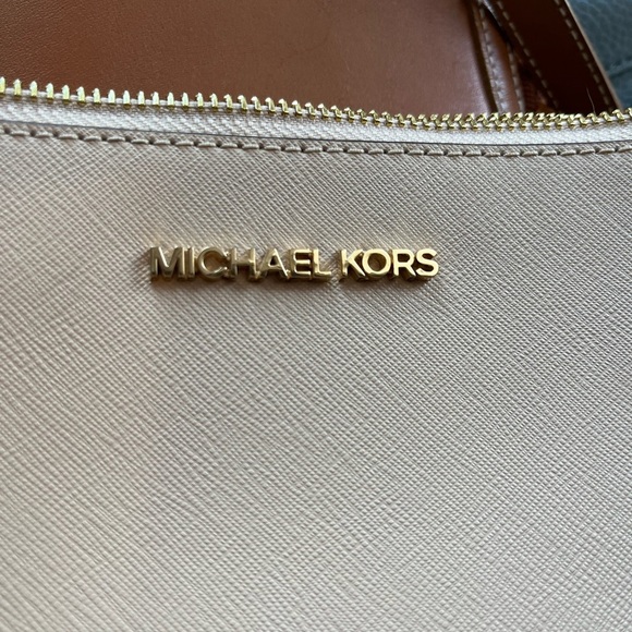 Michael Kors Beige Crossbody Bag with Gold Chain - Picture 3 of 6